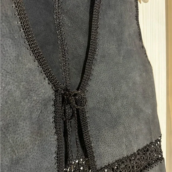 Vintage Black Sleeveless Vest with Lace Detail - Picture 5 of 5